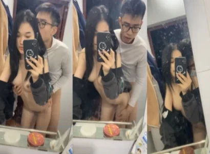 Hai sinh viên trẻ làm tình nhau trước gương